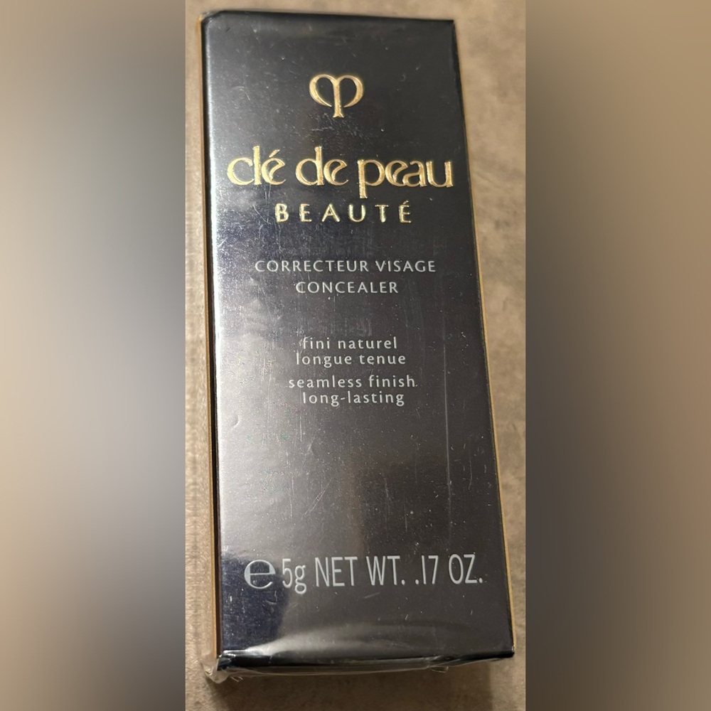 Cle de peau sealed concealer in no 12 Nutmeg